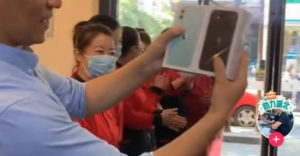 老板赠员工iPhone被轰不爱国