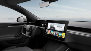 我们家电动车可以玩Cyberpunk 2077