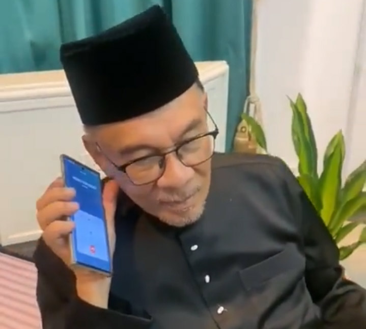 大马首相安华用的手机竟然是这台？！ 2