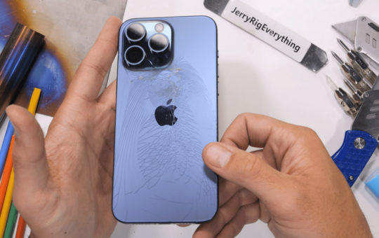 iPhone 15 Pro Max后盖玻璃很脆弱，一拗就爆？！ 4