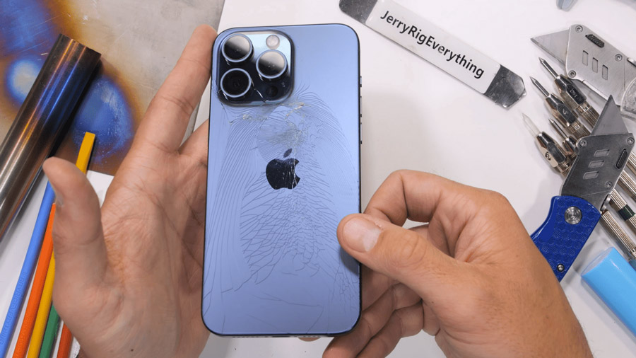 iPhone 15 Pro Max后盖玻璃很脆弱，一拗就爆？！ 1