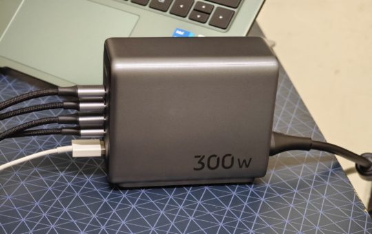 UGREEN Nexode 300W桌充评测：充电效率翻倍
