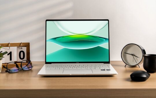 大马首发跨系统互联：HONOR MagicBook Pro 14 与iPhone互传，效率翻倍！
