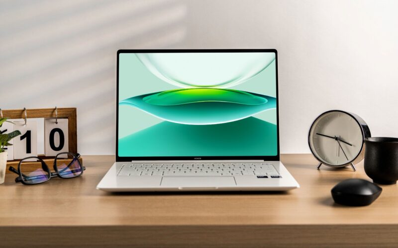 大马首发跨系统互联：HONOR MagicBook Pro 14 与iPhone互传，效率翻倍！