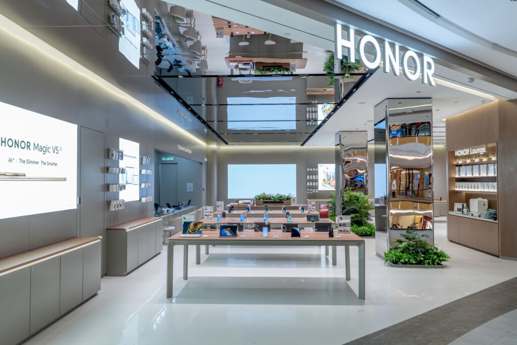 HONOR海外最大体验店与服务中心落户新山