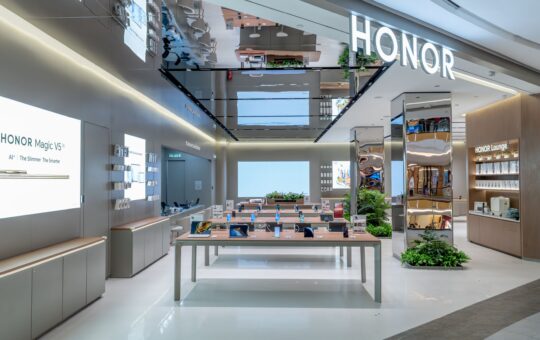 HONOR海外最大体验店与服务中心落户新山
