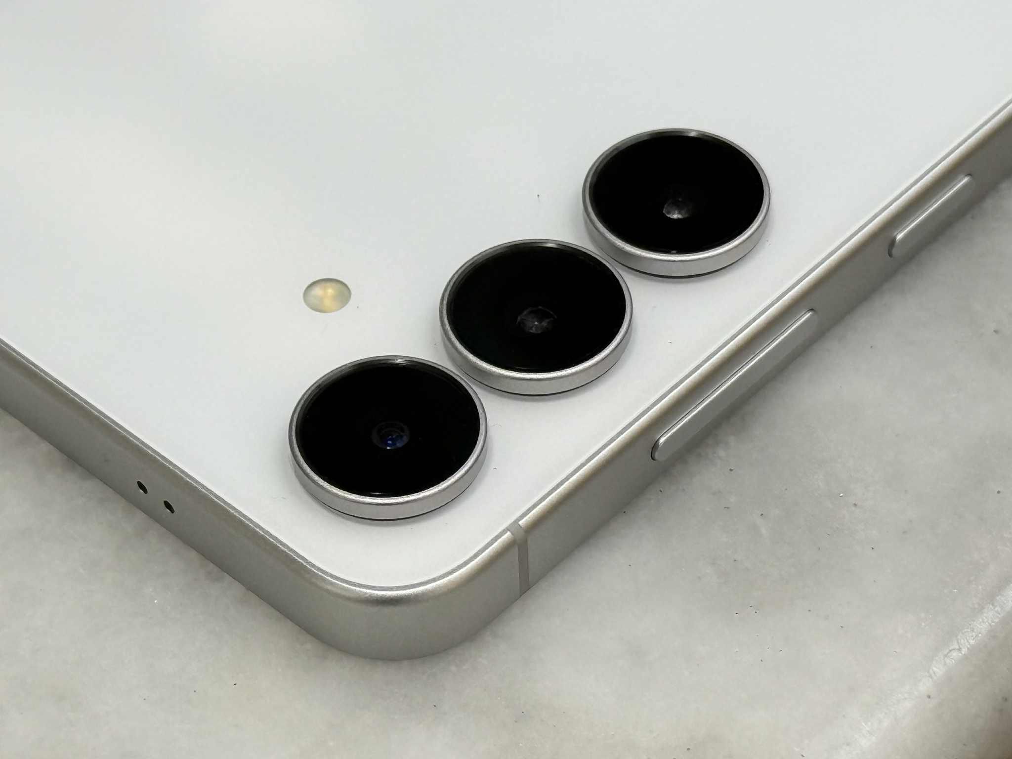 三星 Galaxy S25 FE 体验：更轻更薄 质感升级 3