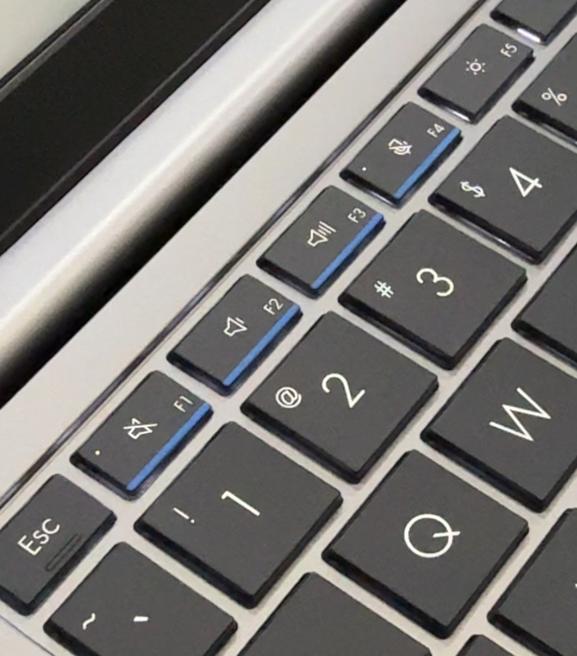ASUS ExpertBook PM3：耐用可靠的全新 AI 商务笔记本 6