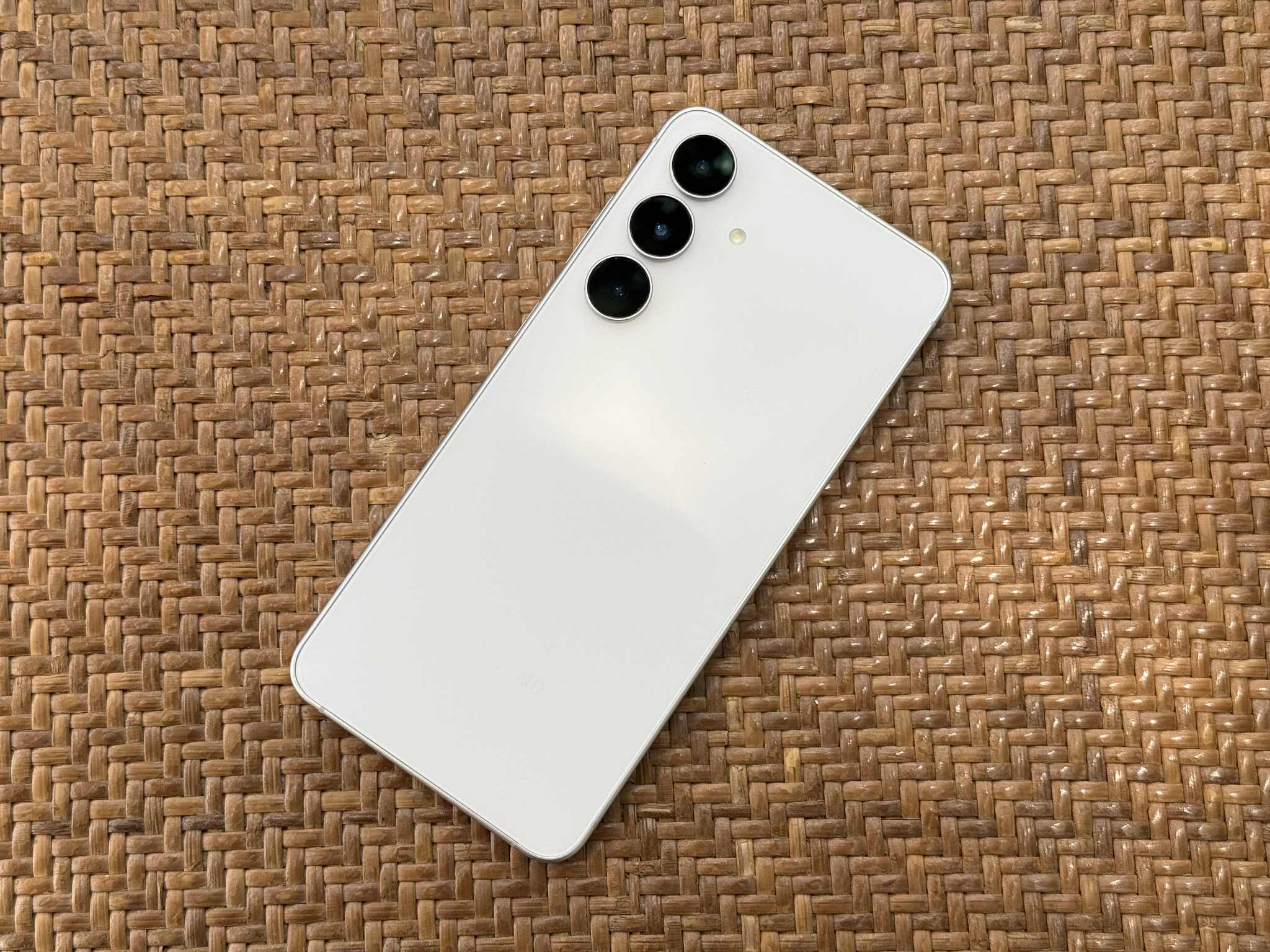 三星 Galaxy S25 FE 体验：更轻更薄 质感升级 6