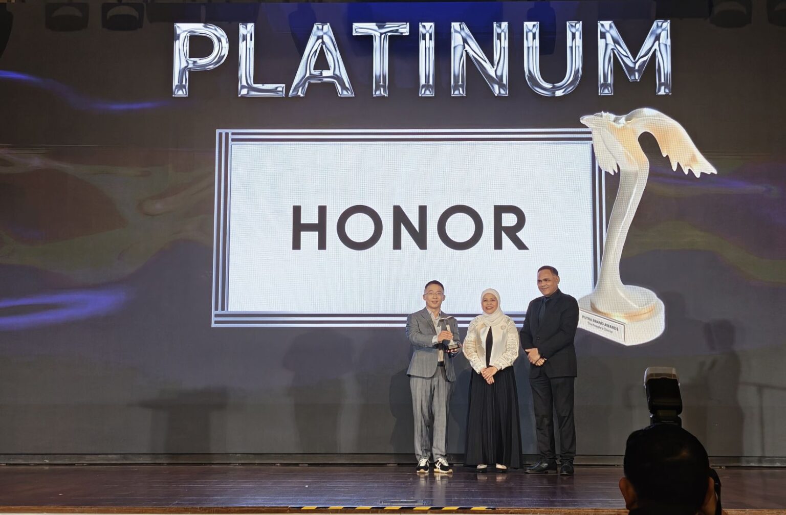 HONOR 马来西亚荣获 2025 Putra Brand Awards 通讯设备类白金奖 - Mdroid