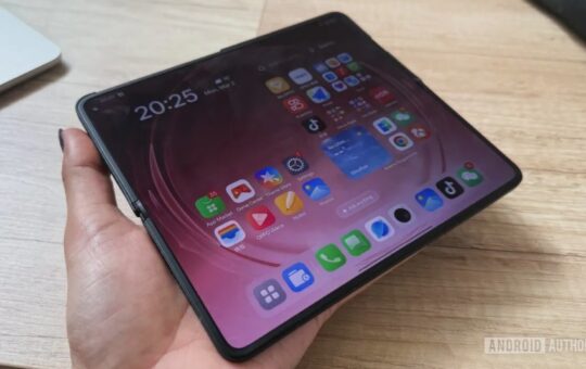 OPPO Find N6 亮相 MWC 2026：内屏折痕几乎隐形，骁龙 8 Elite Gen 5 + 6000mAh 配置曝光