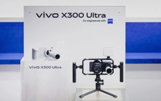 vivo X300 Ultra 亮相 MWC 2026：全球首发 400mm 蔡司增距镜 + 全焦段 4K 120fps 10bit Log 录制 20