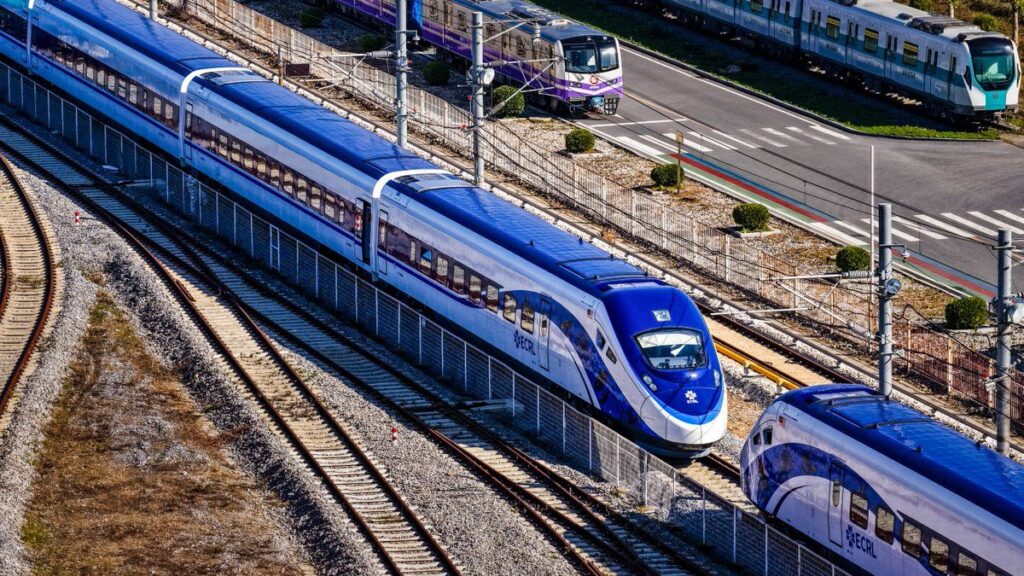 ECRL东海岸铁路蓝白色客运列车