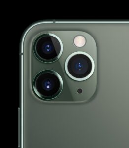 Apple iPhone 11 Pro午夜绿色背部三镜头特写
