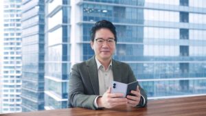 Samsung Malaysia Electronics总裁Charles Kim手持折叠屏手机