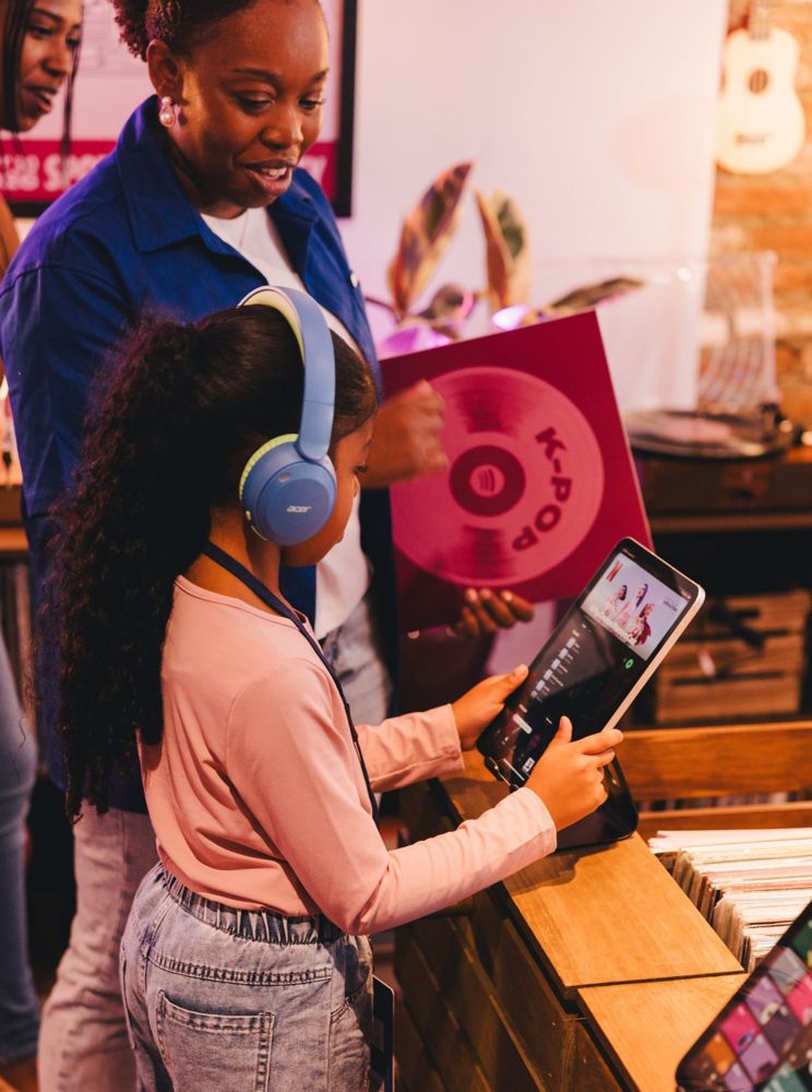 Spotify严查家庭会员共享!部分用户须当面扫码,验证失败恐失Premium资格 Spotify官方家庭音乐活动资料图,家长与孩子使用平板听音乐